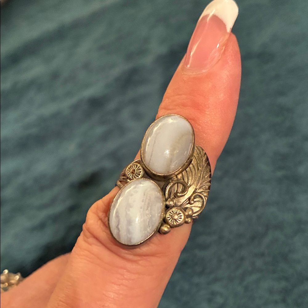 Elegant Vintage Navajo Sterling Silver and White Blue Grey Chalcedony Stone Ring